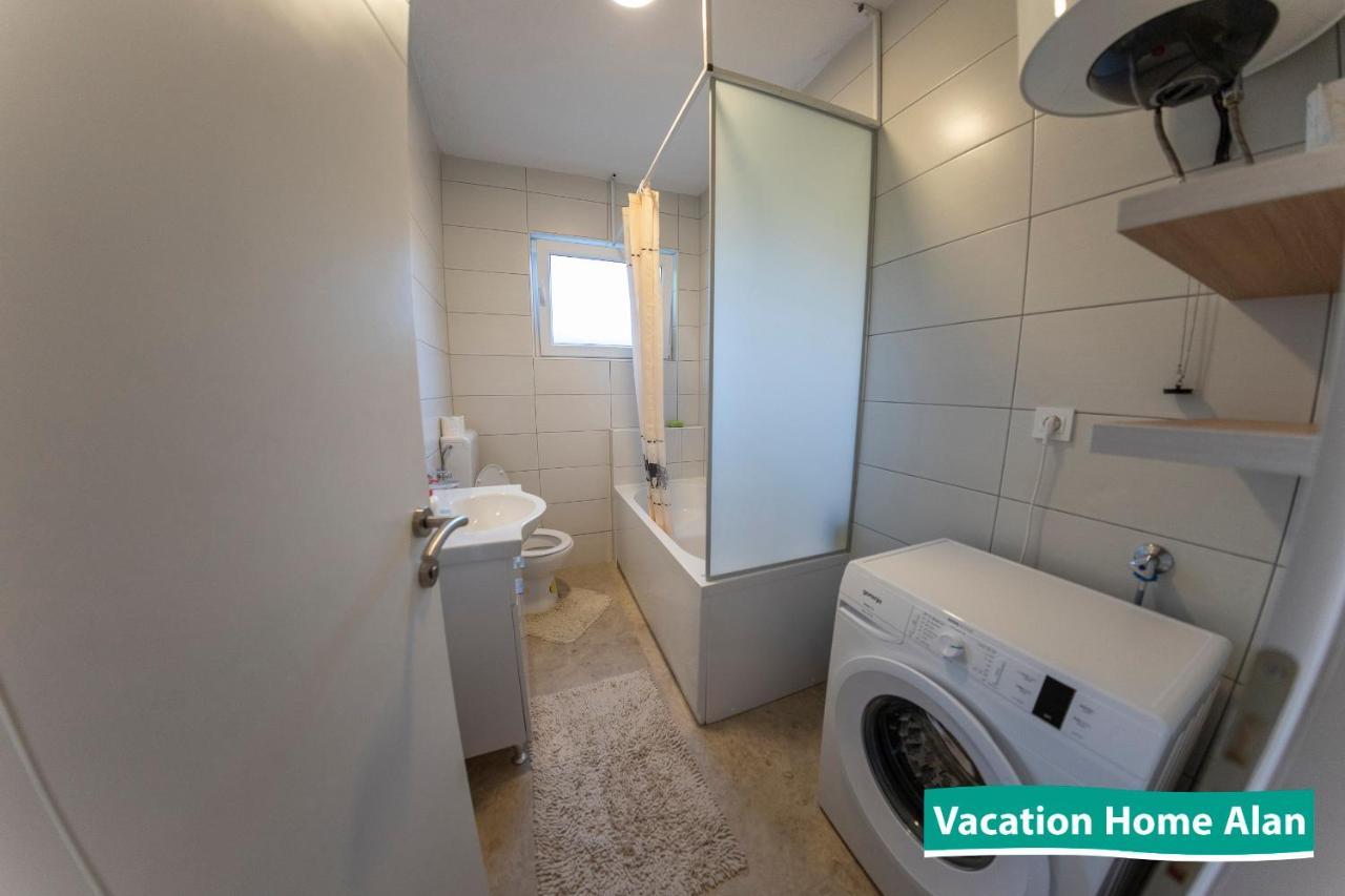 Vacation Home Alan Kulen Vakuf Kültér fotó
