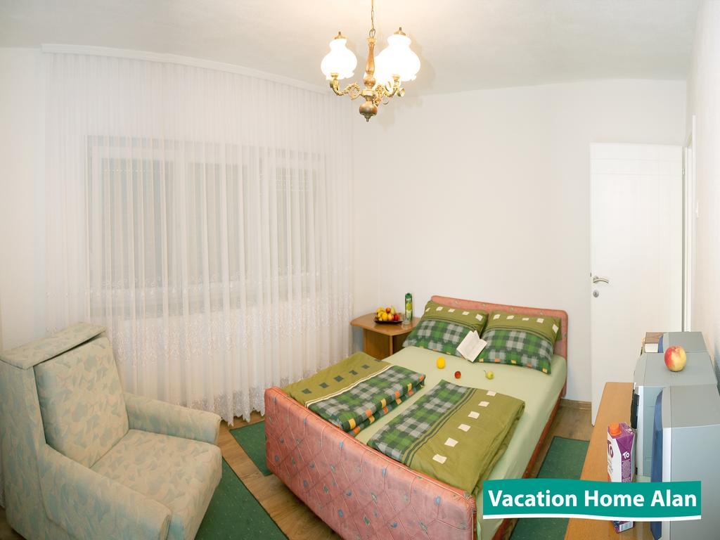 Vacation Home Alan Kulen Vakuf Kültér fotó
